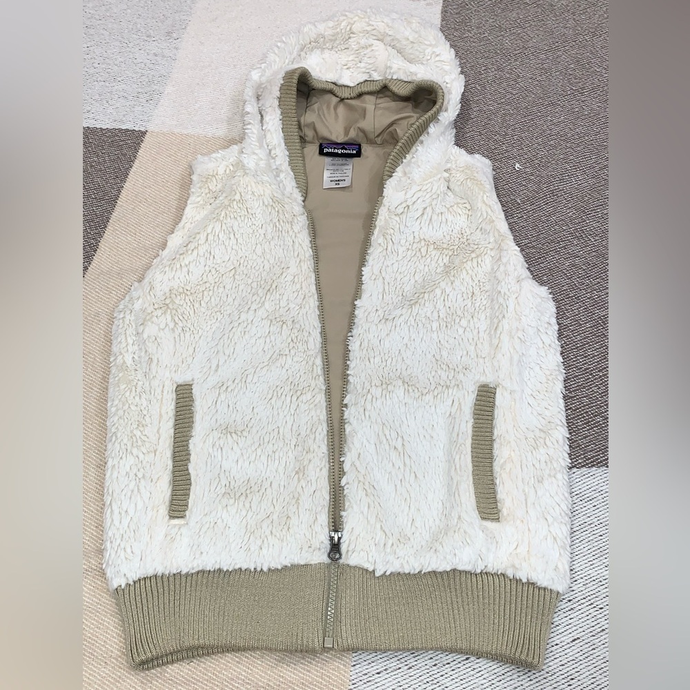 Patagonia ivory colored fuzzy full zip vest with hood XS